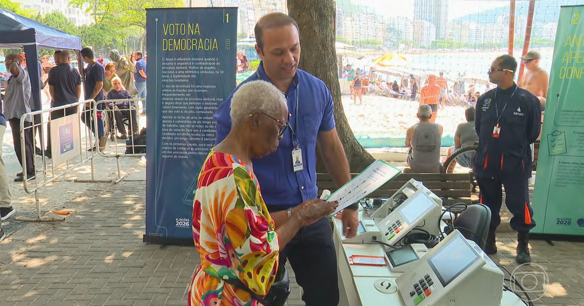 Eleitores testam urna eletrônica no calçadão de Copacabana