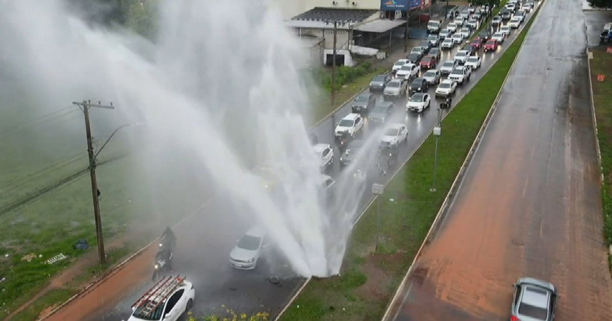 Adutora rompe na Av. Leste Oeste e alaga pista em Goiânia