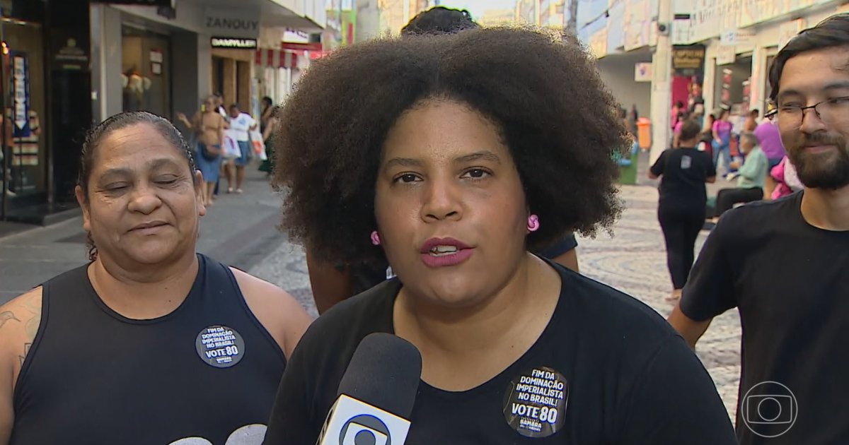 Samara Martins caminha pelo Centro de Aracaju em campanha presidencial