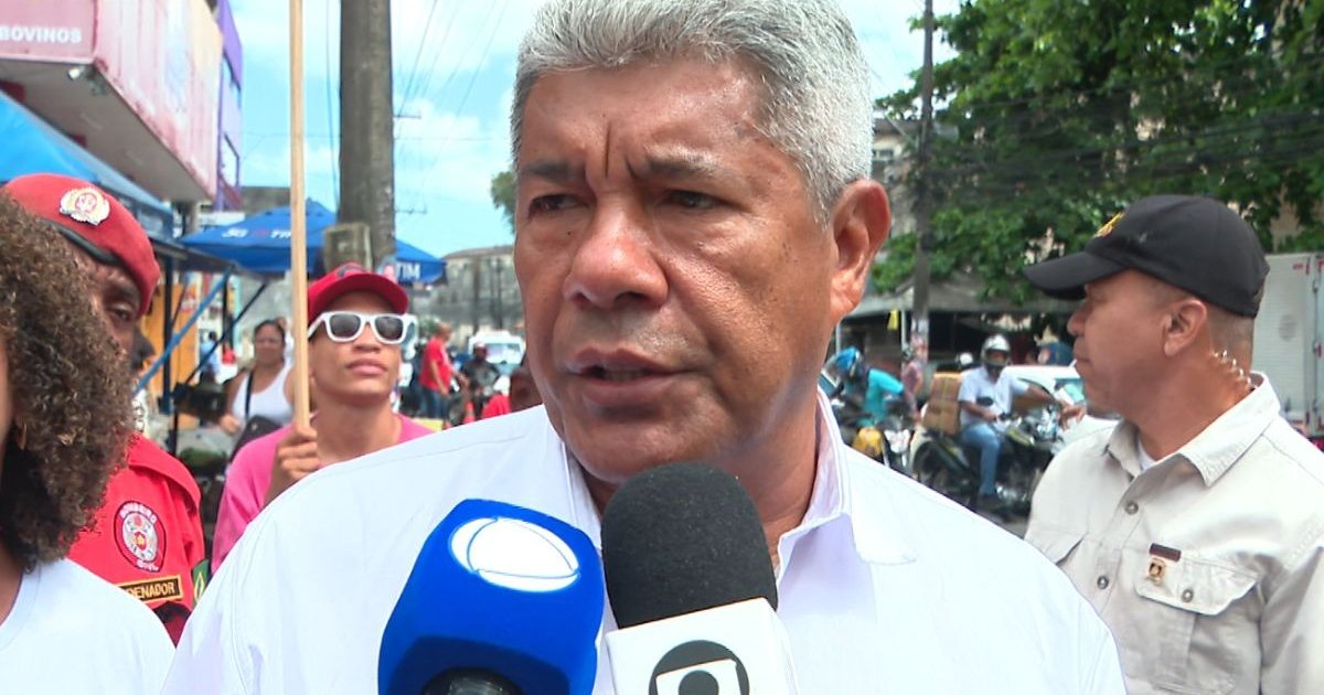 Jerônimo Rodrigues defende escola integral universal em caminhada na capital baiana