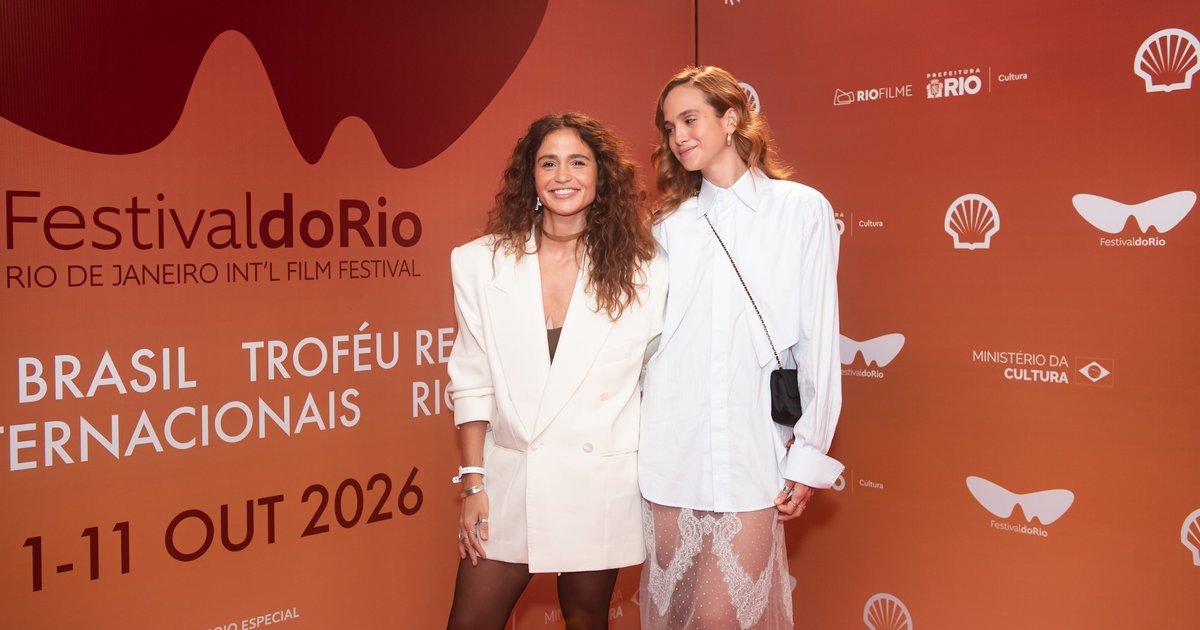 Nanda Costa vence no Festival do Rio e comemora com Emilie Rey