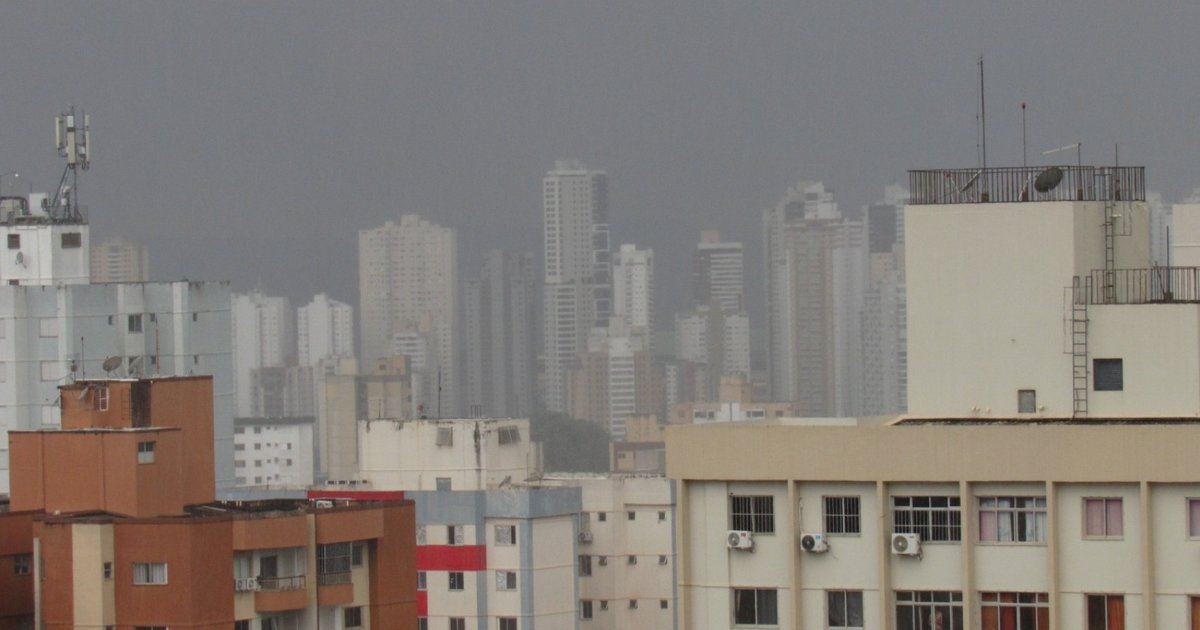 Chuva forte com ventania atinge bairros de Goiânia no sábado