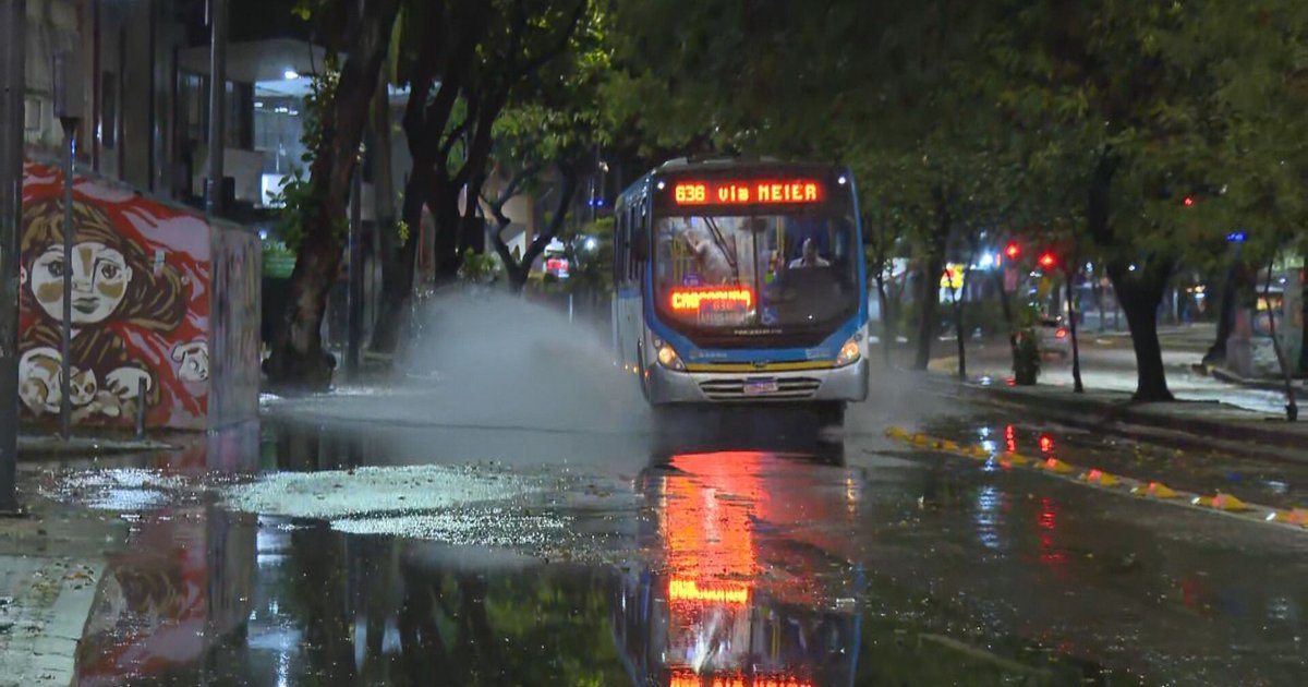 RJ registra madrugada com chuva e raios; previsão é de mais temporais