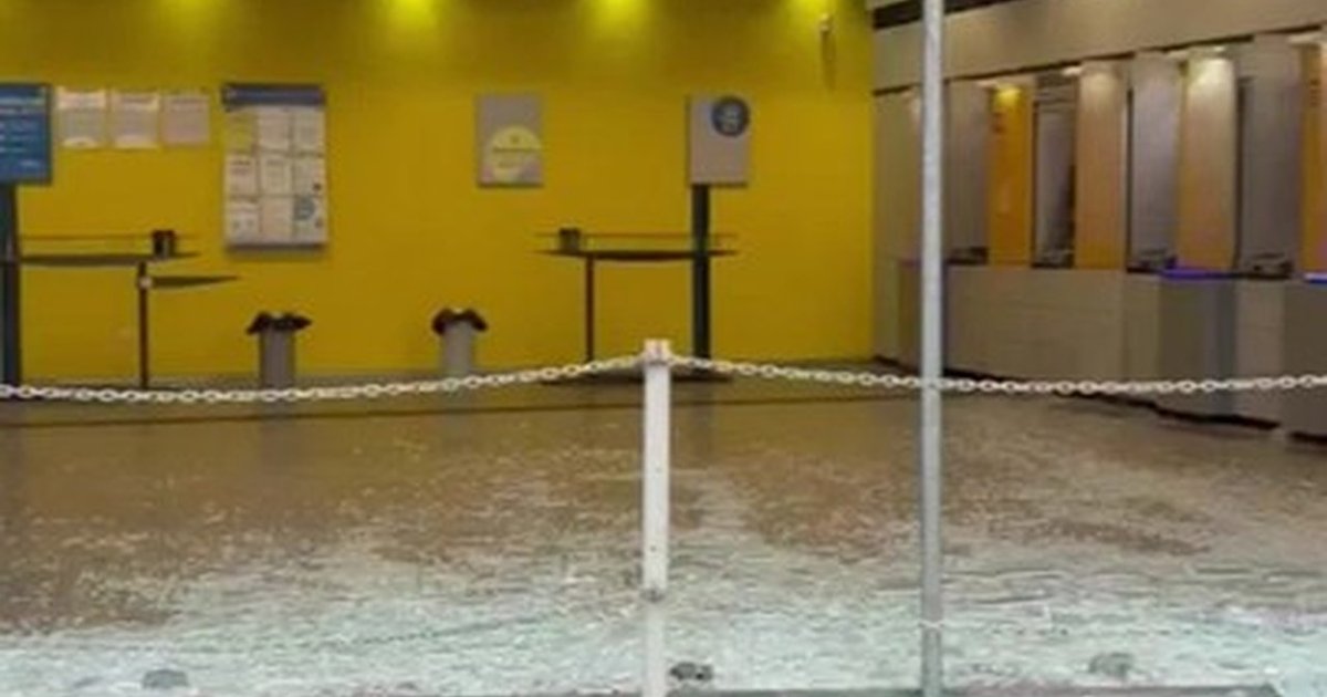 Agência do Banco do Brasil tem portas de vidro quebradas em Petrolina
