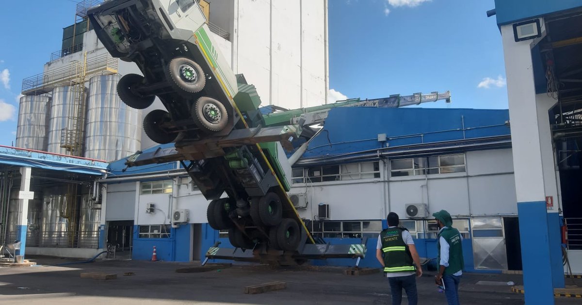 Prefeitura de Goiânia autua construtoras por irregularidades em carga e descarga