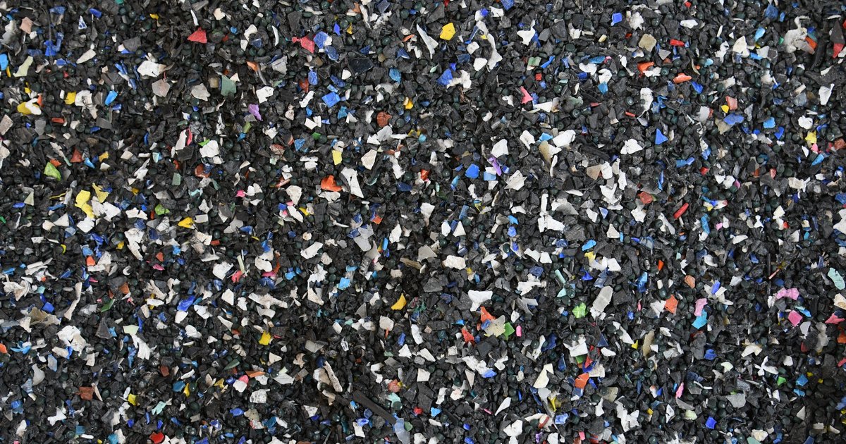 Microplásticos na água geram moléculas que danificam células, aponta estudo