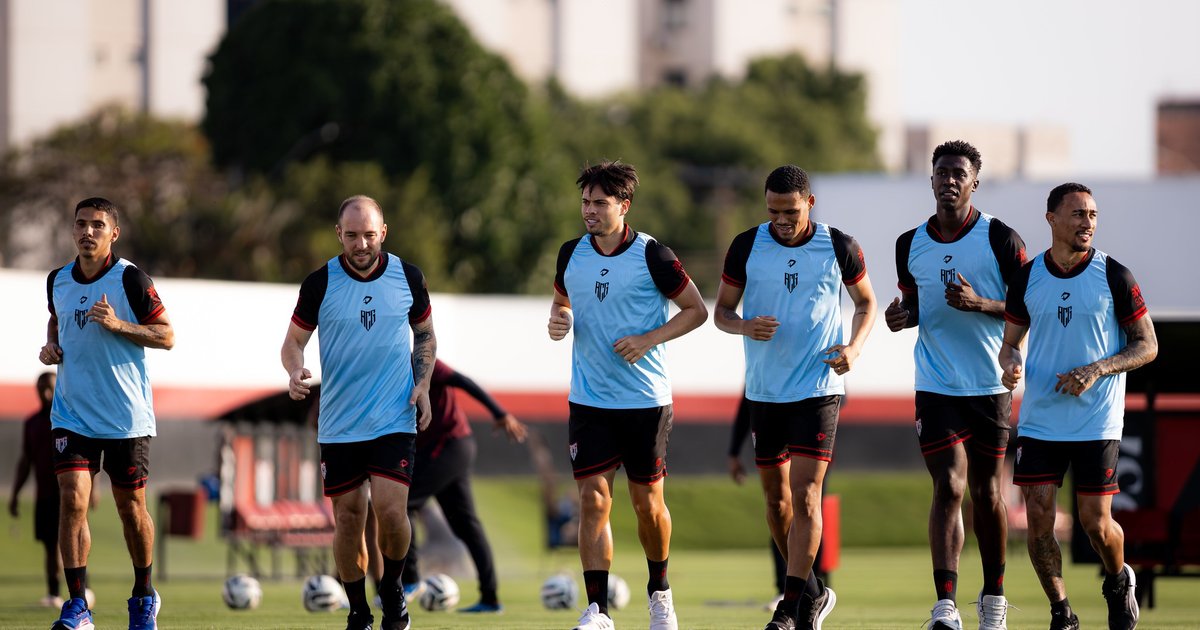 Elenco do Atlético-GO faz greve de entrevistas por salários atrasados