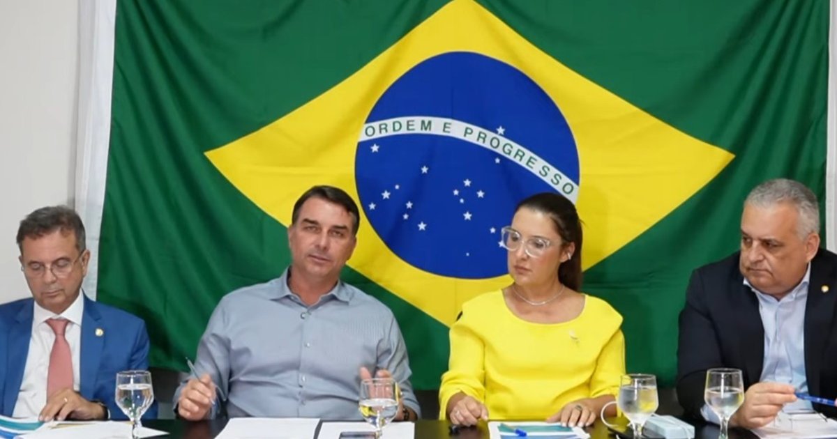 Flávio Bolsonaro apresenta plano com corte de gastos e limites ao STF em live