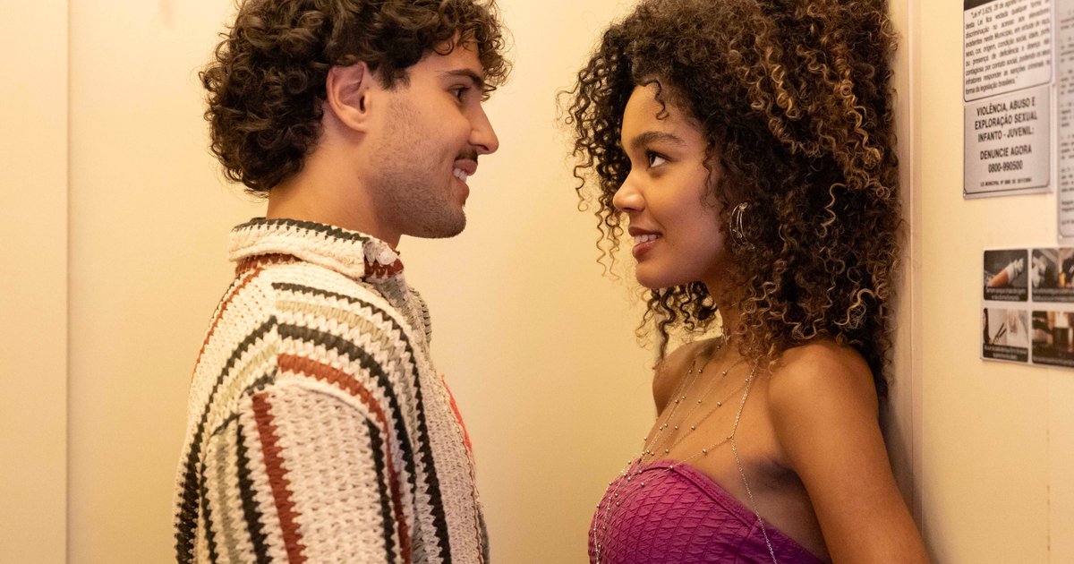 Suelen recebe pedido de namoro de Maike em grande estilo na novela Por Você