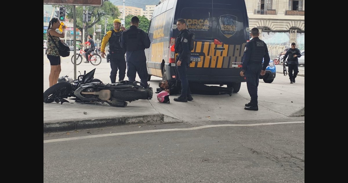 Táxi com turistas colide com moto na Avenida Francisco Bicalho; motociclista fica ferido