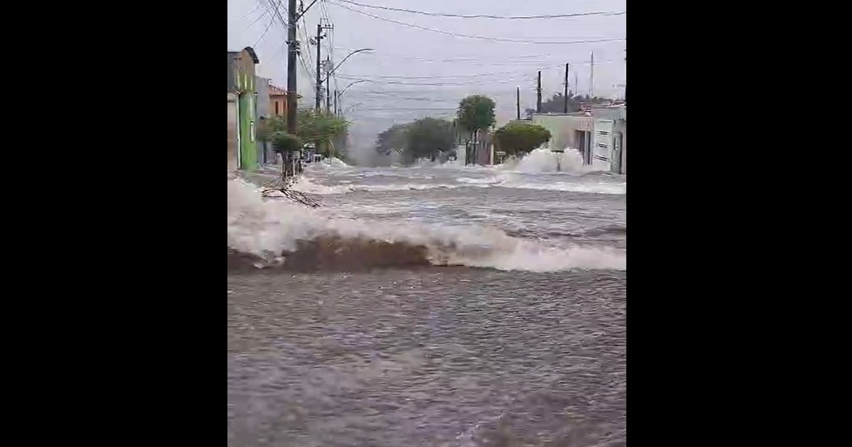 Temporal derruba muros e abre cratera em rua de Cosmópolis