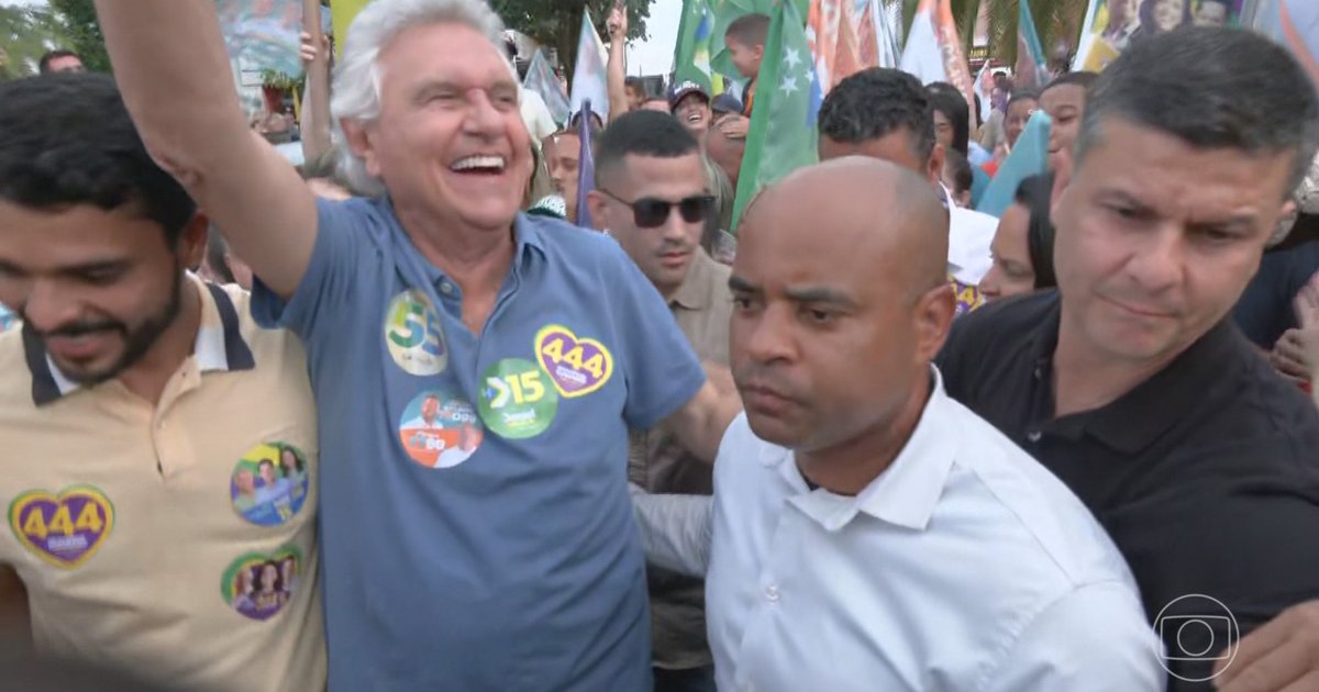 Caiado caminha pelo Centro de Goiânia e defende combate à corrupção e violência