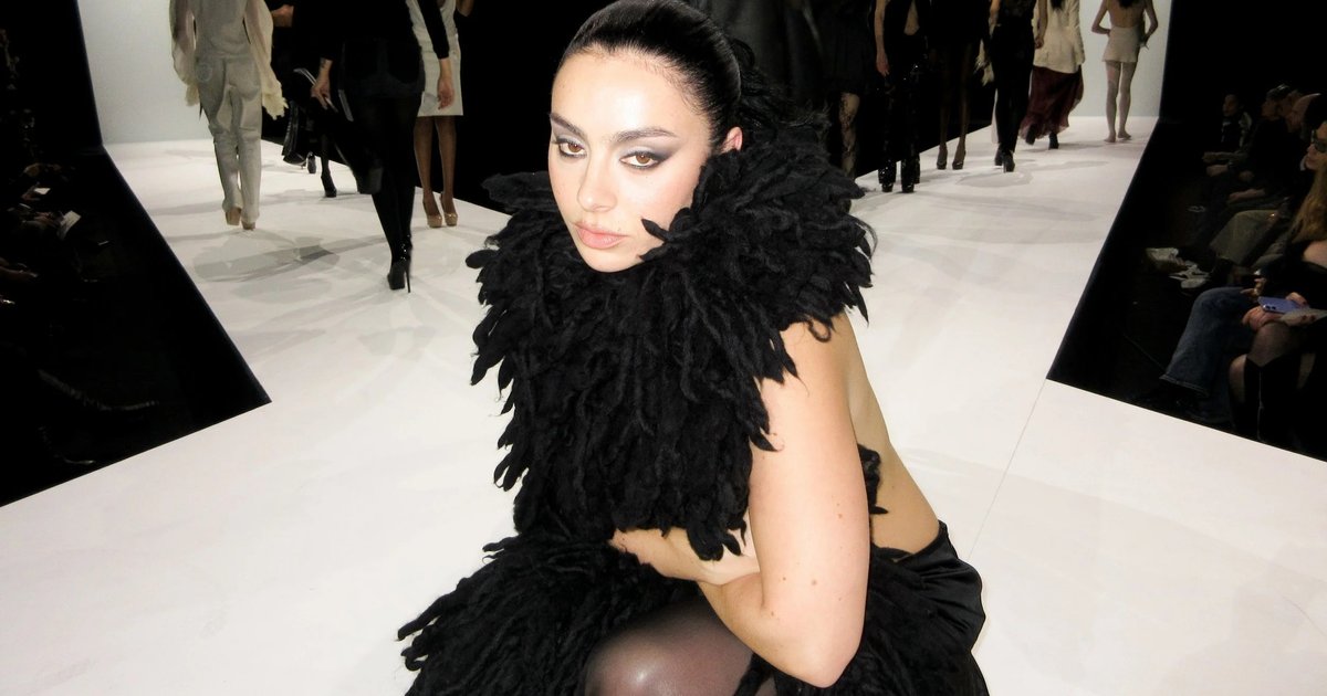Charli XCX confirma presença no Lollapalooza Brasil 2027 e celebra retorno à América Latina
