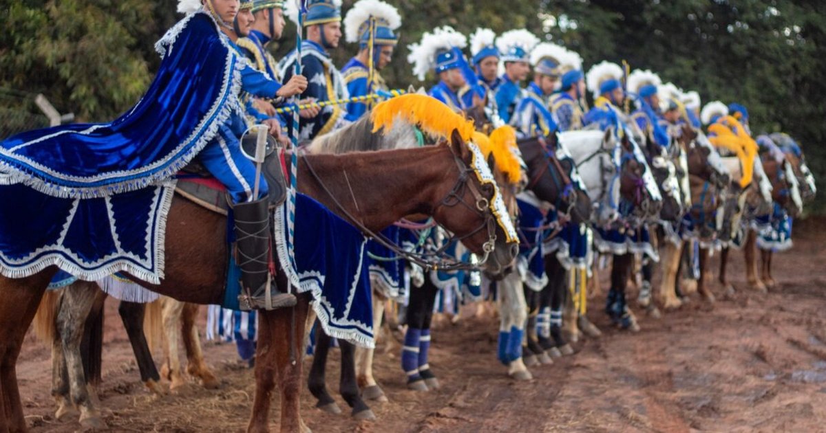 Cavaleiros, fé e tradição: Cavalhadas movimentam Goiás