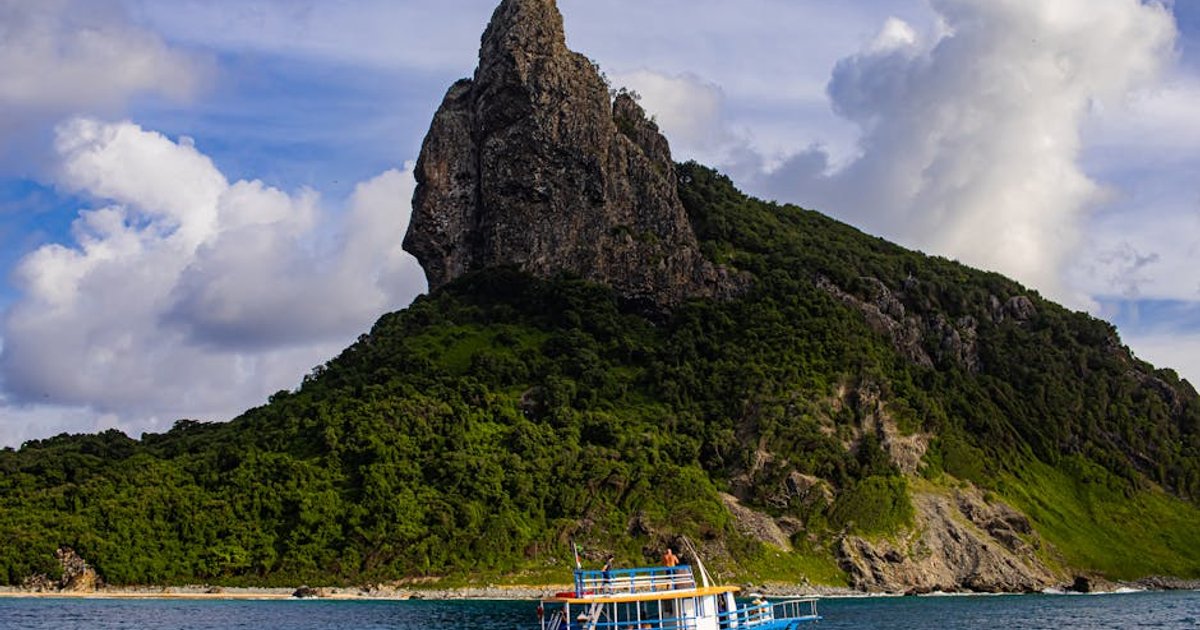 Chuva causa atrasos em Fernando de Noronha