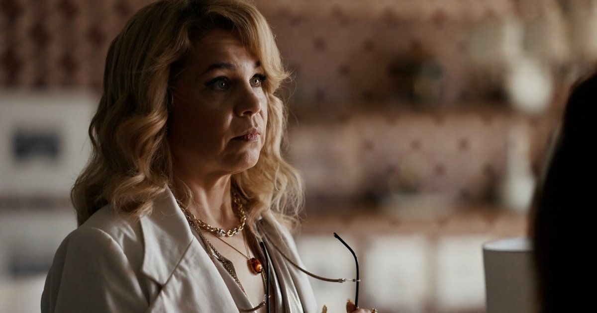 Pilar propõe sociedade a César e leva invertida em Quem Ama Cuida
