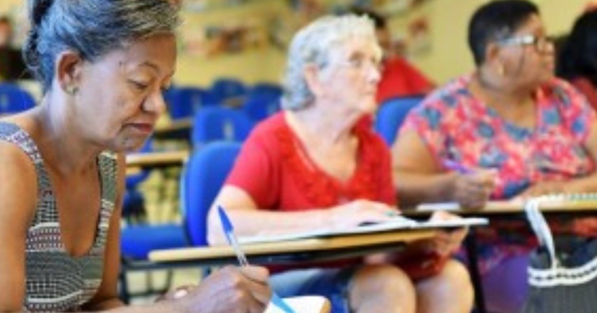 Programa Curta Mais oferece alfabetização gratuita a adultos e idosos em Goiânia