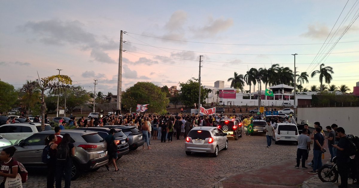 Confrontos entre militantes do PL e estudantes na UFRN terminam com portão danificado