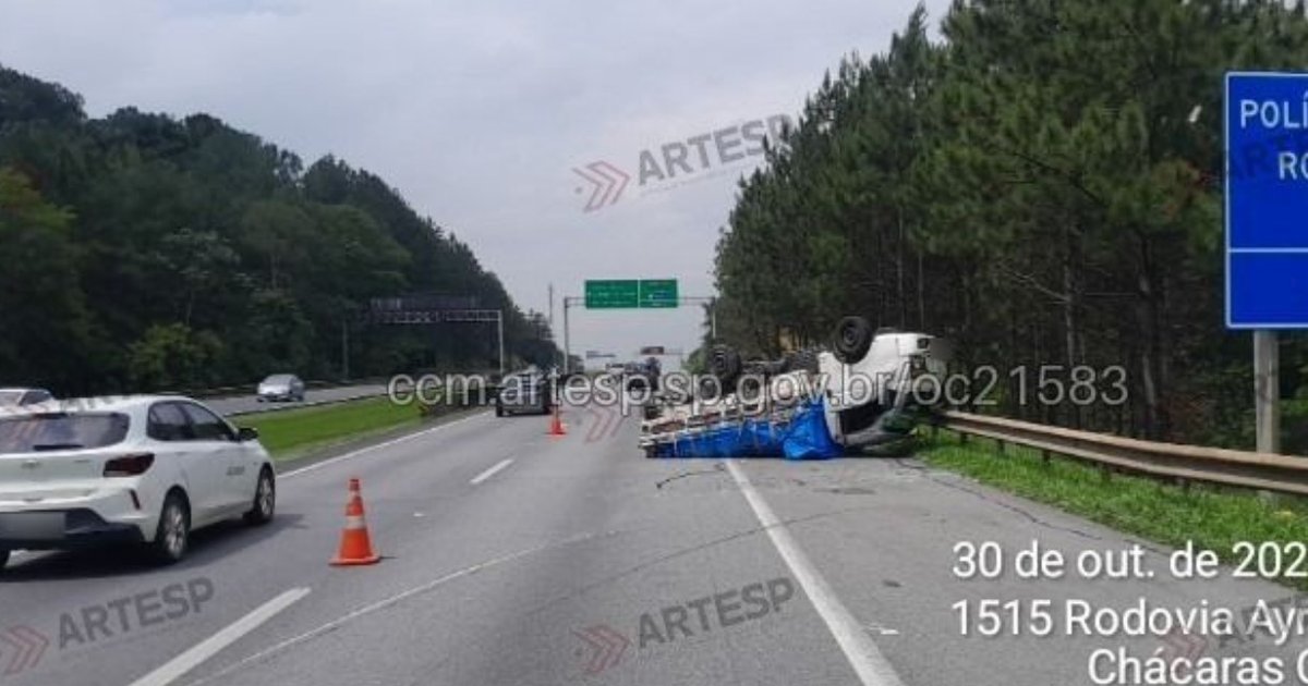 Caminhão capota após pneu estourar na Ayrton Senna, em Guararema