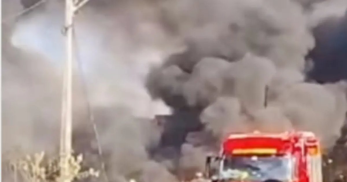 Incêndio em fábrica de esteiras rolantes mobiliza bombeiros em Goiânia