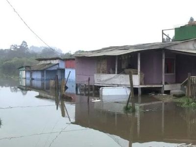 Cheia do Rio Canoinhas alaga casas e deixa 117 desabrigados em Três Barras