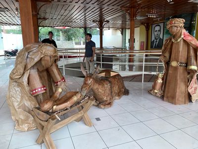 Artistas do Acre criam presépio sustentável de papelão