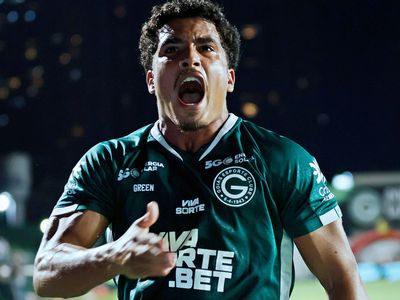 Goiás contrata artilheiro do Gama, mas transfer ban trava inscrição do atacante