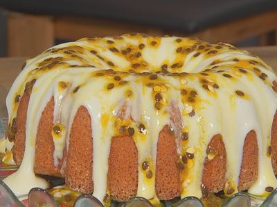Bolo de maracujá com calda e brigadeiro branco é ensinado no Nosso Campo