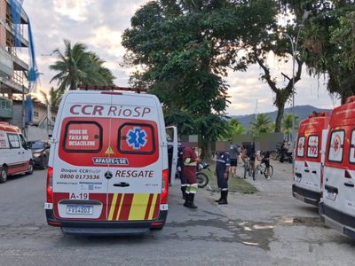 Lancha naufraga em Ubatuba com 12 pessoas; menina de 6 anos está grave