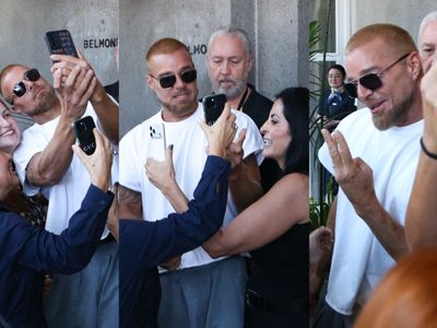 Ricky Martin recebe fãs no Copacabana Palace e distribui autógrafos no Rio