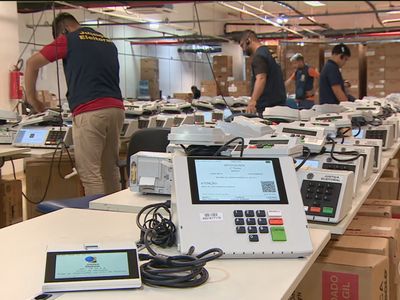 TRE do Amazonas inicia envio de urnas que viajam mil km por rio