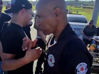 Guarda aperta mão e come churrasco com motociclistas em manobras perigosas