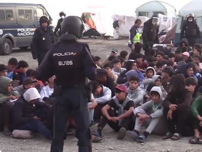 Polícia remove acampamento de imigrantes em praia de Ceuta dois dias antes da visita do rei Felipe VI