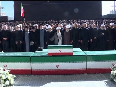 Funeral de Khomeini reúne multidão no Irã; confusão com Khamenei gera desinformação