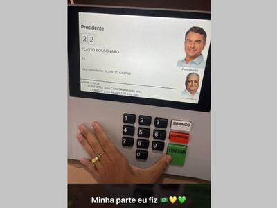 Eleitora fotografa voto na urna e posta no WhatsApp; polícia conduz à delegacia no RJ