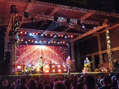 Biquini Cavadão comemora 40 anos de carreira em show de rock em Goiânia