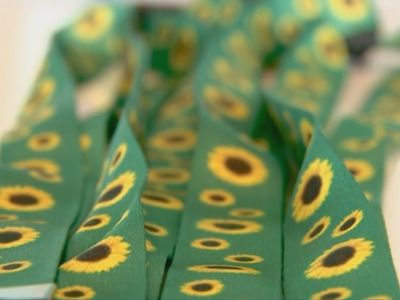 Estabelecimentos de Goiânia adotam cordão de girassol para identificar deficiências ocultas