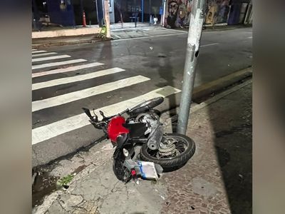 Motociclista avança sinal vermelho e bate em ônibus em Jundiaí