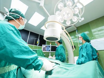 Bolsonaro passa por cirurgia no ombro sem intercorrências