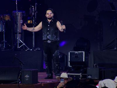 Marrone brilha com look de pedrarias em show na Festa do Peão de Barretos