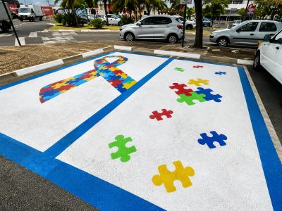Goiânia exige vagas de estacionamento para pessoas com autismo em bares e restaurantes