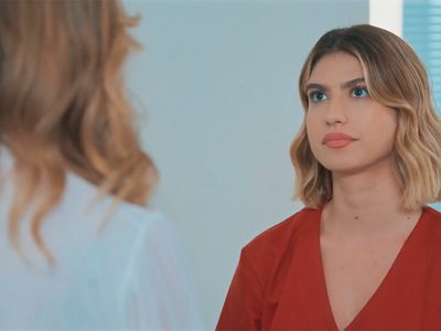 Leandra impõe condição a Vanessa para assumir cargo no hospital em Por Você