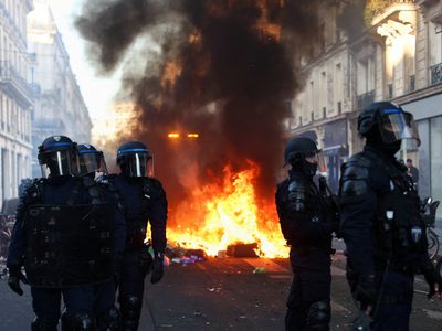 Confrontos em Paris deixam um morto e milhares de presos em onda de protestos na França
