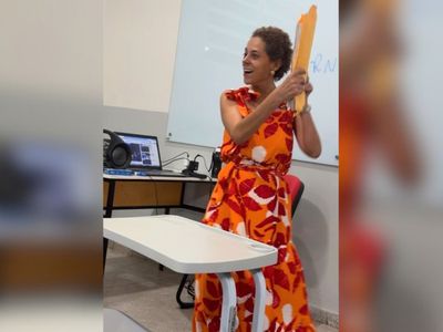 Professora dança 'A Bomba' ao devolver provas com notas baixas em faculdade de Araguaína