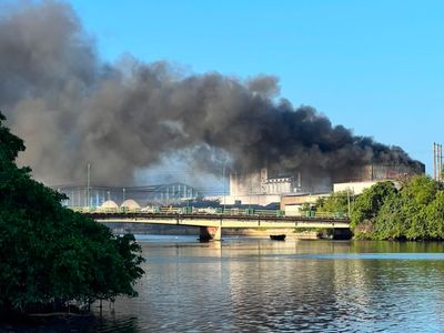 Incêndio em fábrica no Porto do Recife e acidente na BR-251 deixam mortos