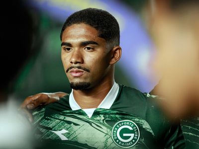 Kadu Sousa assume artilharia do Goiás na Série B com nove gols