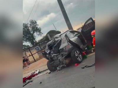 Colisão entre caminhão e carro interdita Raposo Tavares em Sorocaba