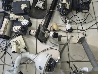 Operação apreende 17 câmeras clandestinas de facção em postes no Recife