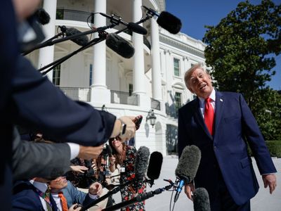Trump diz que acompanha 'muito de perto' eleições no Brasil