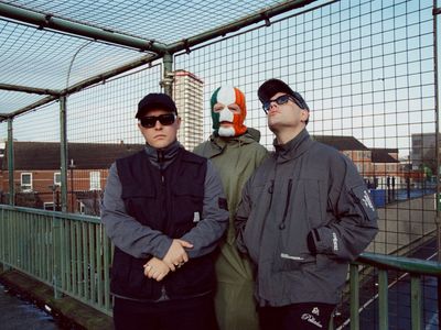 Kneecap faz estreia no Brasil com rap em irlandês e defesa da Palestina em São Paulo